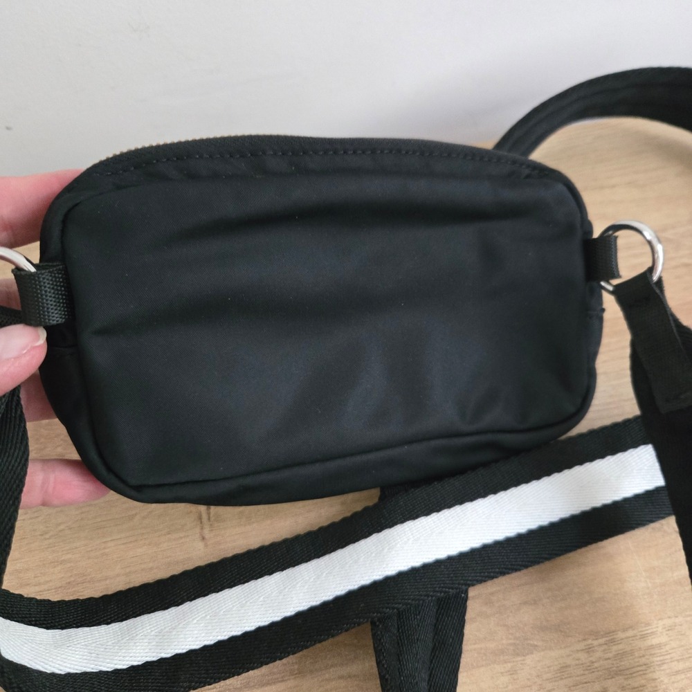 Lululemon Everywhere Belt Bag Womens OS Black White Striped Strap Crossbody 1L - Picture 5 of 10